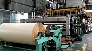 Producción de papel kraft marrón liso